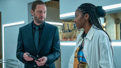 Звезда сериала "Медведь" научил коллегу готовить настоящий украинский борщ: без флага Украины не обошлось