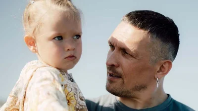 Татова принцеса: Олександр Усик розчулив мережу ніжністю до маленької донечки на пляжі в Іспанії