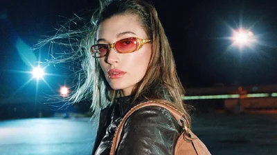 Хейли Бибер задала тренд: Miu Miu представил две самые стильные оправы солнцезащитных очков
