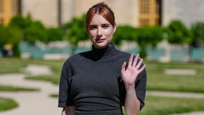 Эмма Робертс вышла замуж, звездная тетя Джулия Робертс была среди гостей: первые фото со свадьбы