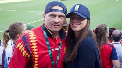 Жена Усика показала его редкий кадр с тремя взрослыми детьми
