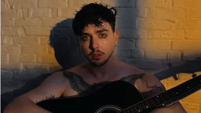 Фаны MELOVIN вышли с картонками с просьбой не покидать сцену: как отреагировал артист