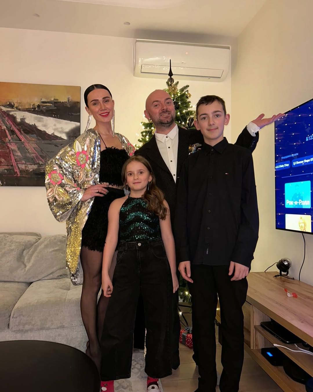 11-летняя дочь покойного лидера ADAM спела хит 'Медленно' на вечере памяти отца - 892152 11-летняя дочь покойного лидера ADAM спела хит 'Медленно' на вечере памяти отца - фото 892152