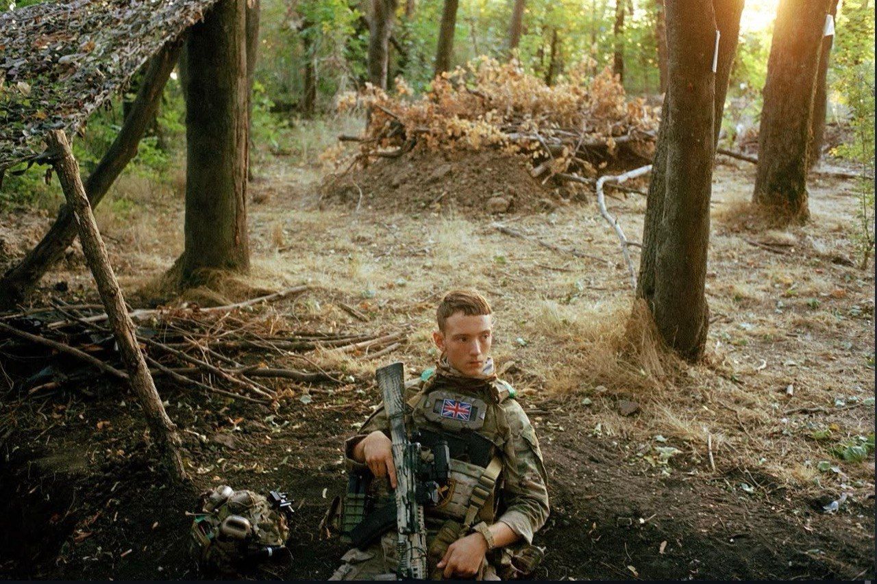 Анджелна Джолі підтримала фотографа Джайлза Дулі, який висвітлює війну в Україні - 892689 Анджелна Джолі підтримала фотографа Джайлза Дулі, який висвітлює війну в Україні - фото 892689