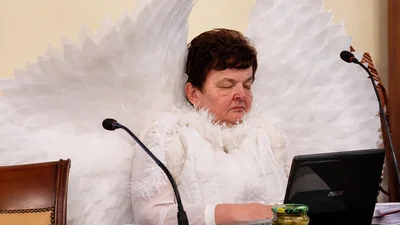 Жіночка в костюмі янгола стала мемом про дві сутності, які живуть в одній людині
