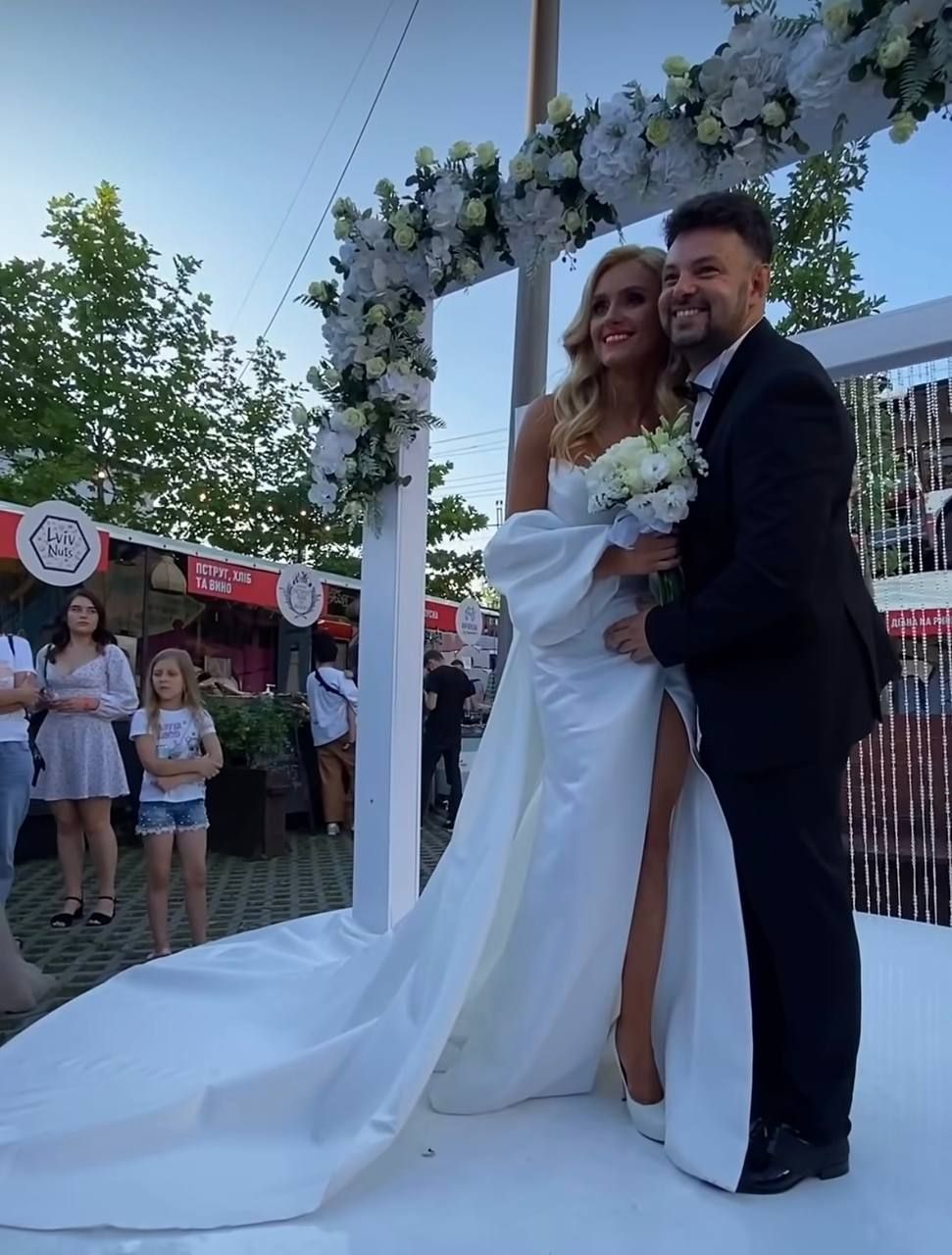 Ирина Федишин вновь отпраздновала свадьбу – фото с особенного дня и роскошный образ певицы - фото 893094