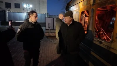 Ховався під балаклавою: Борис Джонсон таємно зняв фільм про війну в Україні
