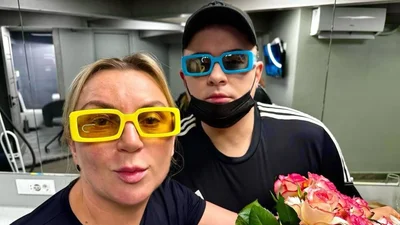 "Мама" Сердючки похизувалася фіолетовим язиком на кумедних фото з дворічною онукою