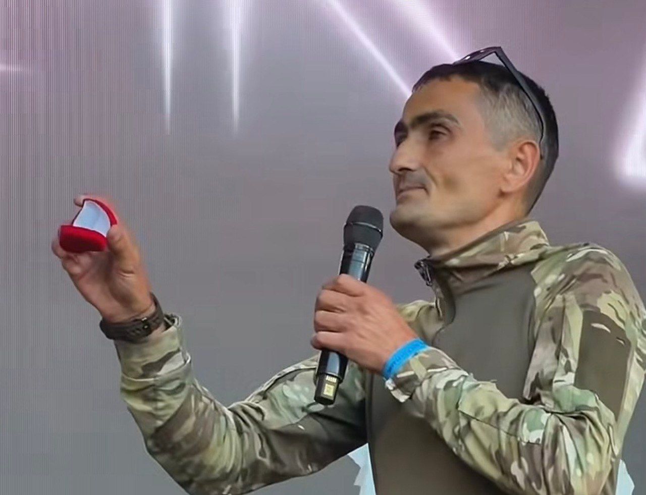 Військовий освідчився на концерті Казка - фото 894915
