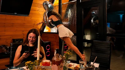 Меми з українкою, яка стрибає в кульку у вигляді обручки, підкорили Threads
