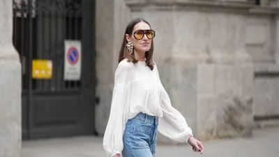 Тренд з подіумів Balmain та Chloé, який завоював вулиці: дивись, як круто носити джинси кльош цієї осені