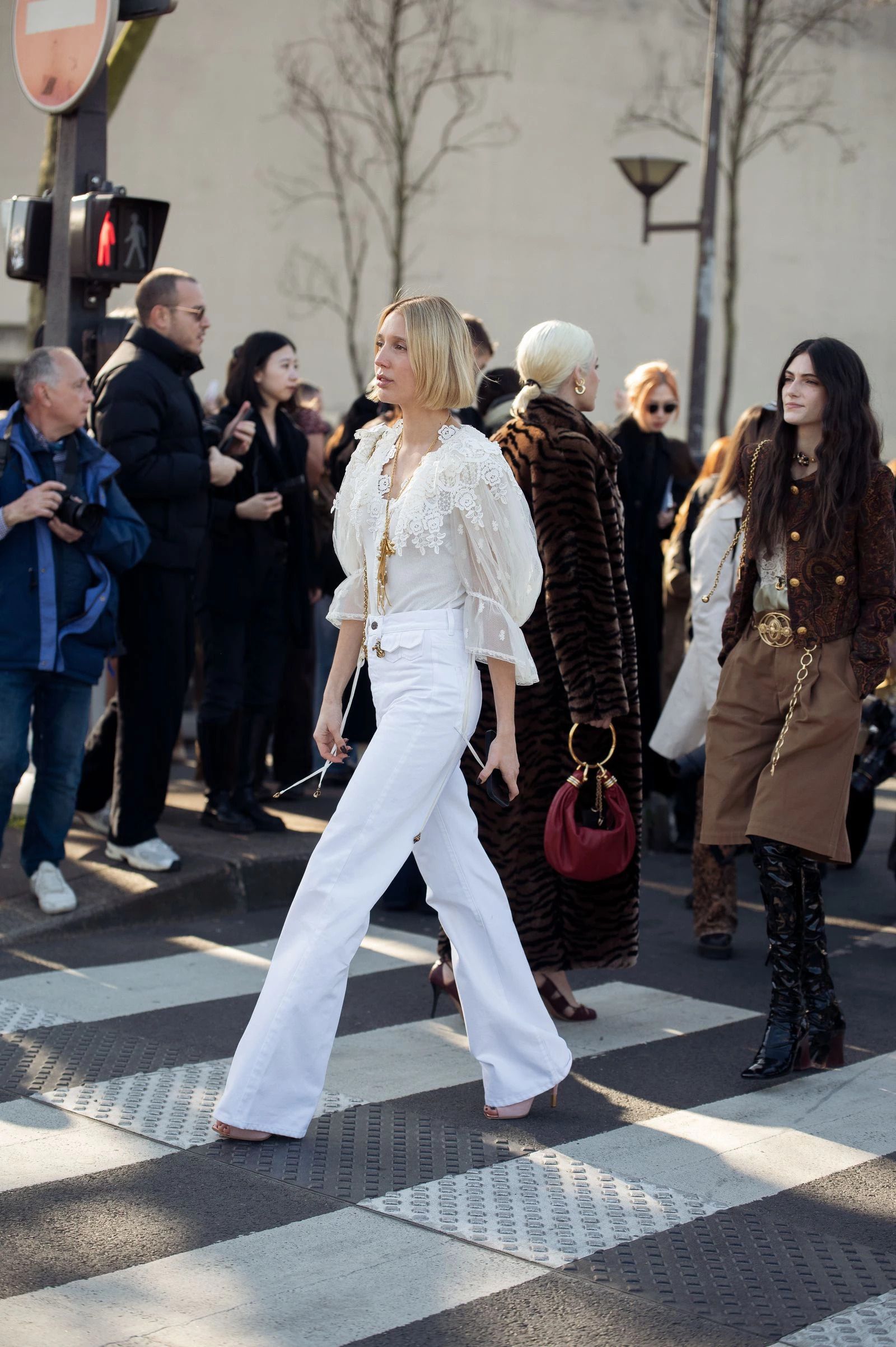 Тенденция с подиумов Balmain и Chloé, завоевавшая улицы: смотри, как стильно носить джинсы-клеш этой осенью - 896535 Тенденция с подиумов Balmain и Chloé, завоевавшая улицы: смотри, как стильно носить джинсы-клеш этой осенью - фото 896535