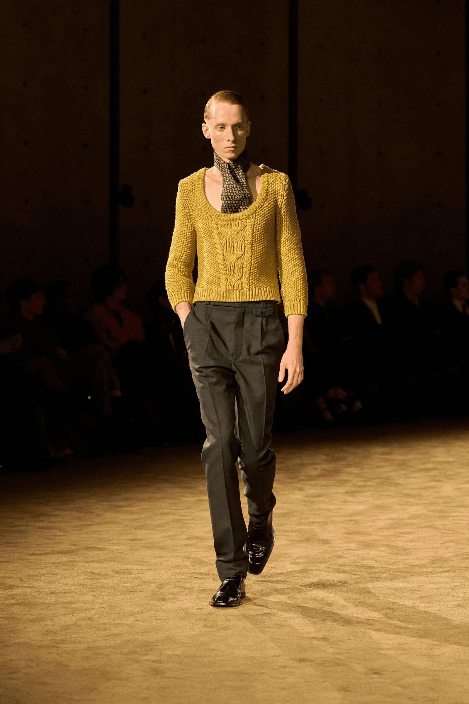 Фото стилізації жовтого светра від Saint Laurent. - фото 897300