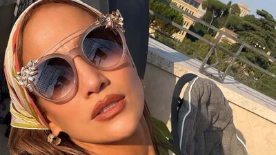 Дженніфер Лопес підказала, яку спідницю купити зараз, щоб носити ще й восени