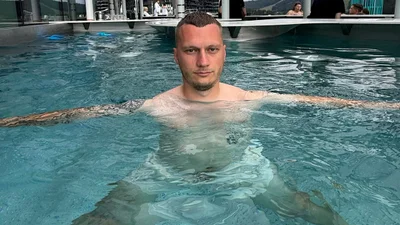 Вчитель Руслан Ігорович сфоткався в басейні і став вірусним мемом у Threads