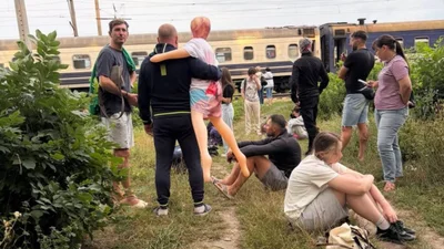 Справжня романтика: чоловік на Київщині евакуювався з потяга, і взяв з собою надувну подругу