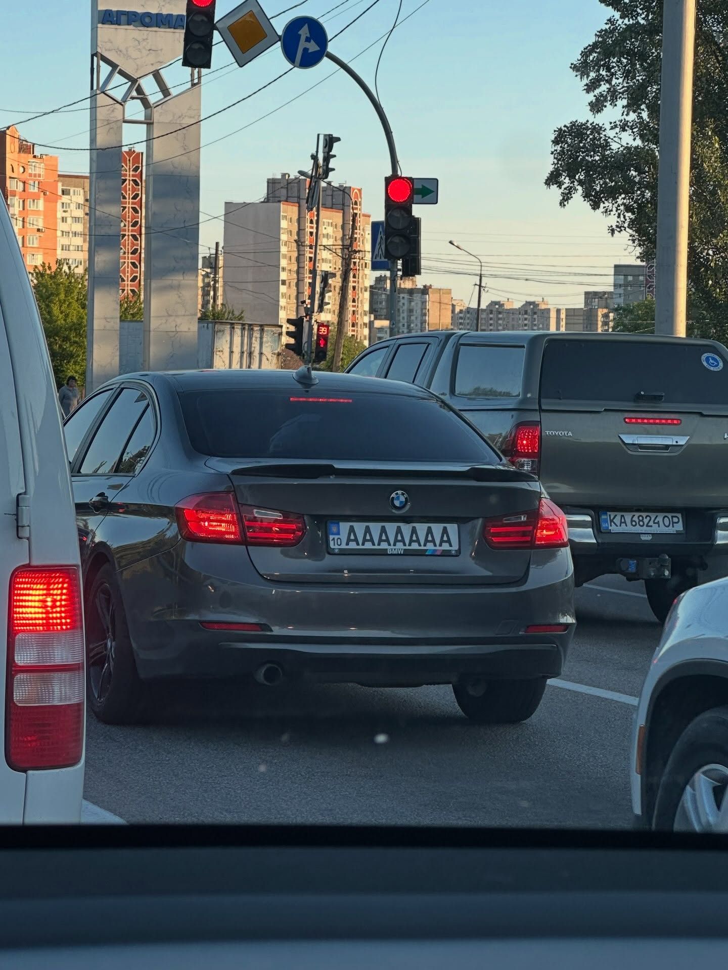 Шалена, Душніла, Шановна: добірка незвичайних номерних знаків українських автомобілів - фото 901160