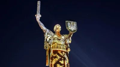 Вышивка, крымскотатарские орнаменты и древние символы: "Родина-Мать" засияла ко Дню независимости