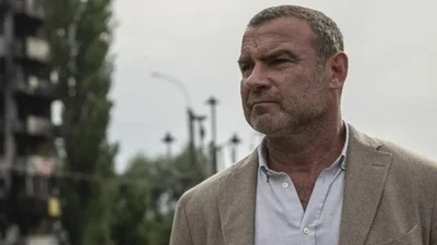 "Росія цілить у цивільних": голлівудський актор відвідав місце обстрілу в Солом'янському районі Києва
