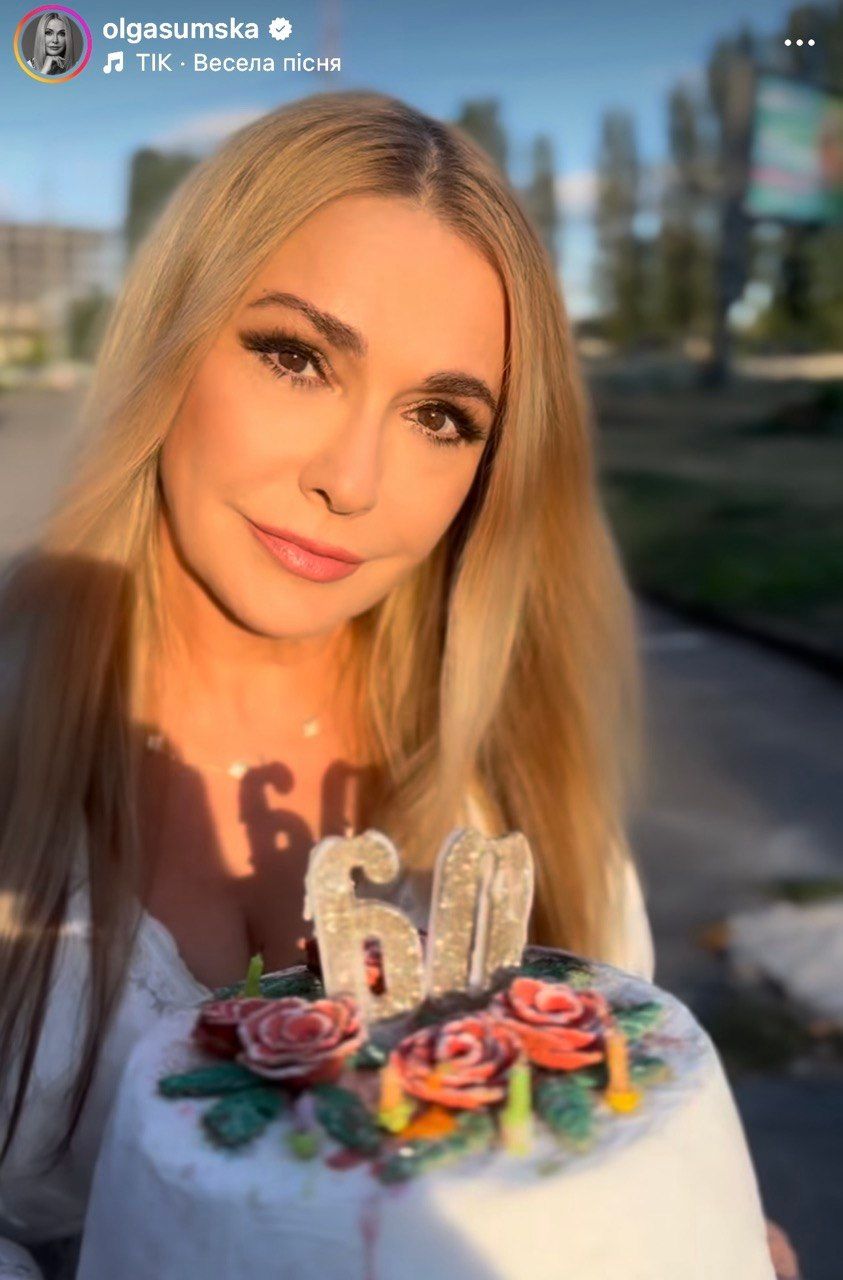 60-летняя Ольга Сумская убегает от подарка Виталия Борисюка, ведь не готова к этой цифре в паспорте: забавное видео - 902409 60-летняя Ольга Сумская убегает от подарка Виталия Борисюка, ведь не готова к этой цифре в паспорте: забавное видео - фото 902409