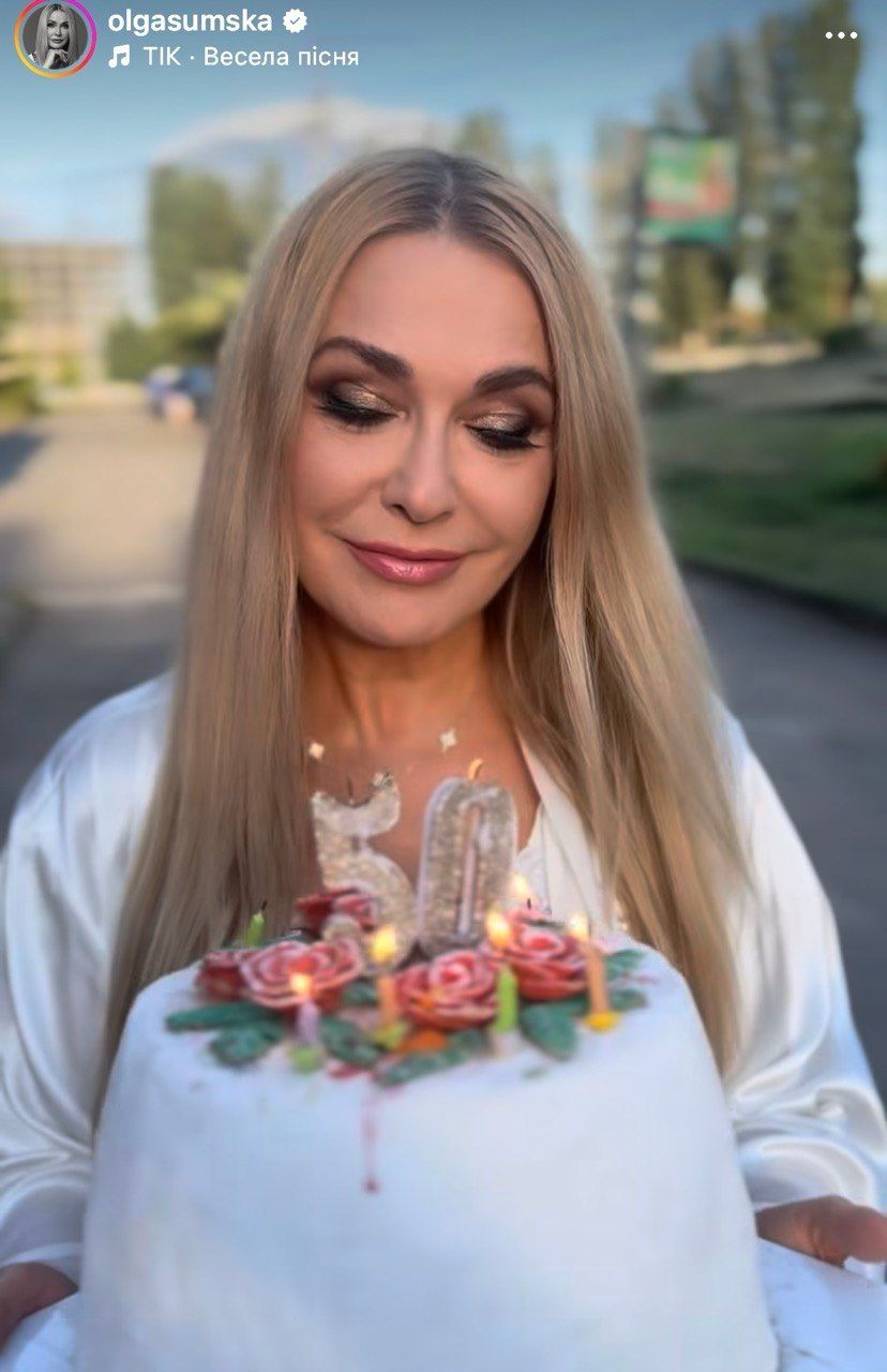 60-летняя Ольга Сумская убегает от подарка Виталия Борисюка, ведь не готова к этой цифре в паспорте: забавное видео - 902410 60-летняя Ольга Сумская убегает от подарка Виталия Борисюка, ведь не готова к этой цифре в паспорте: забавное видео - фото 902410