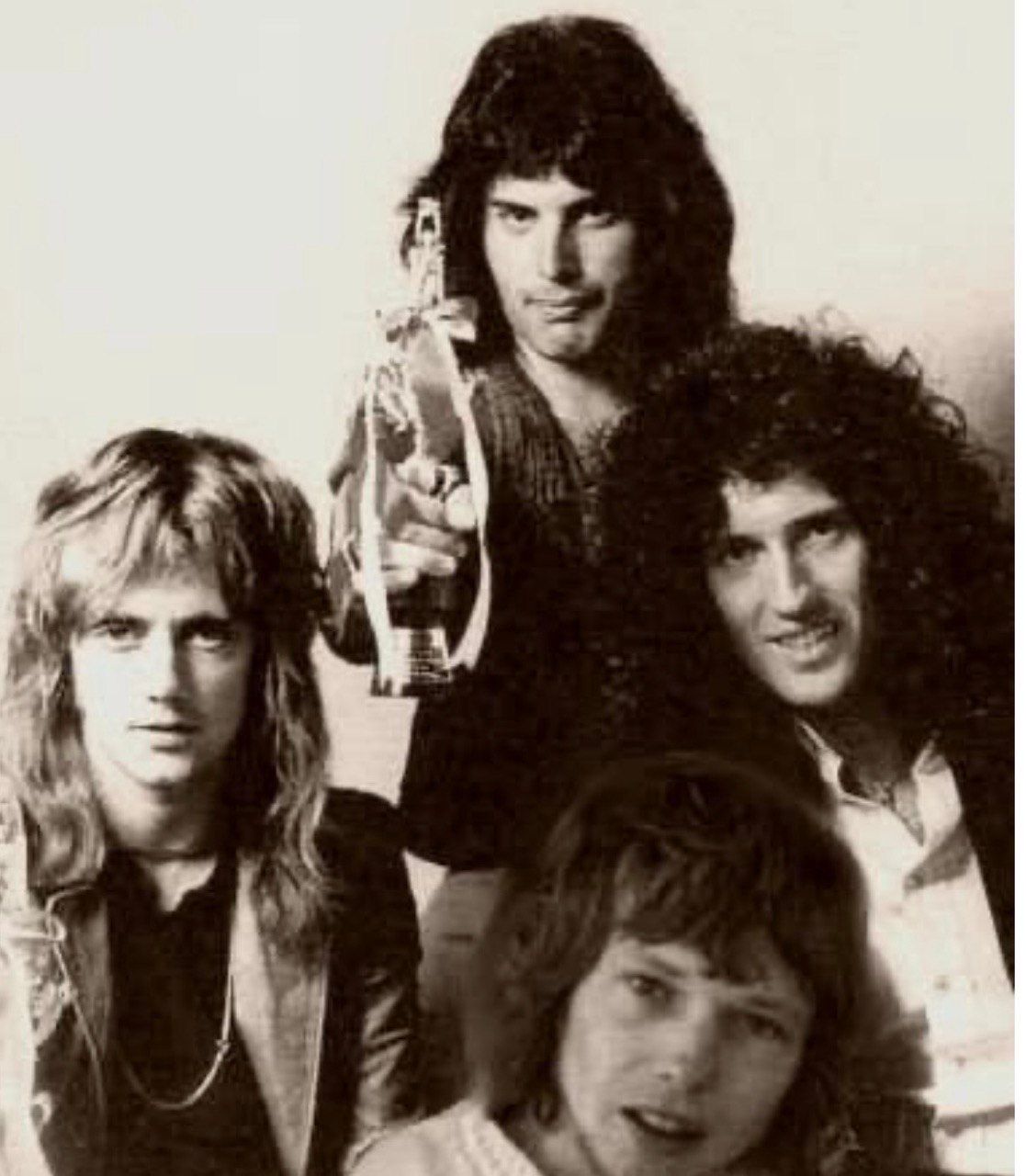 Умер музыкант легендарной группы Queen, который считал Фредди Меркьюри слабым звеном - фото 902464