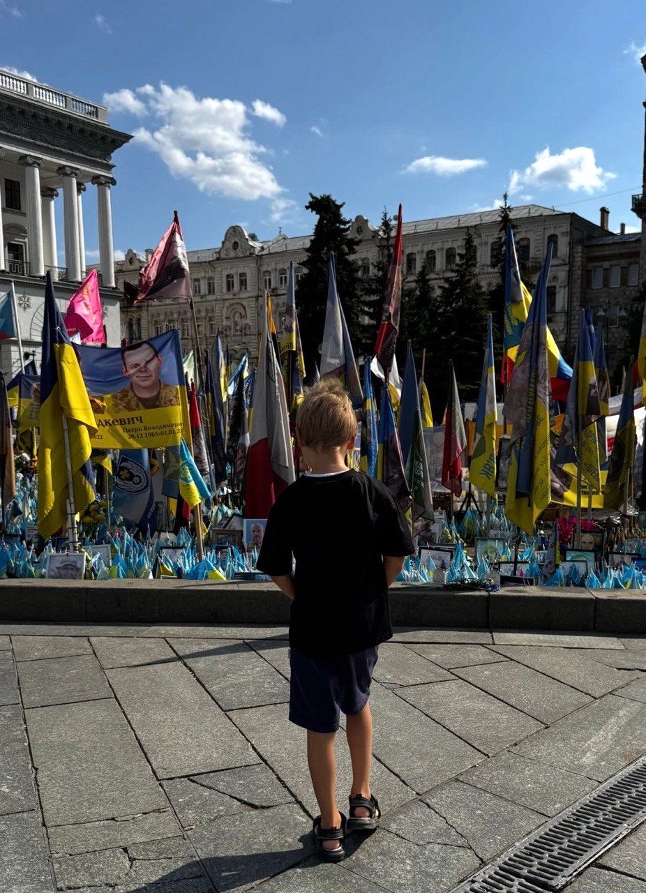 День прапора України - антоніна ЇХижняк та її син вітають українців - 902606 День прапора України - антоніна ЇХижняк та її син вітають українців - фото 902606