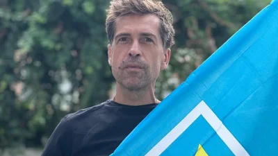 Соліст російського гурту "Ногу свело!" привітав українців з Днем Незалежності посеред руїн знищеного будинку