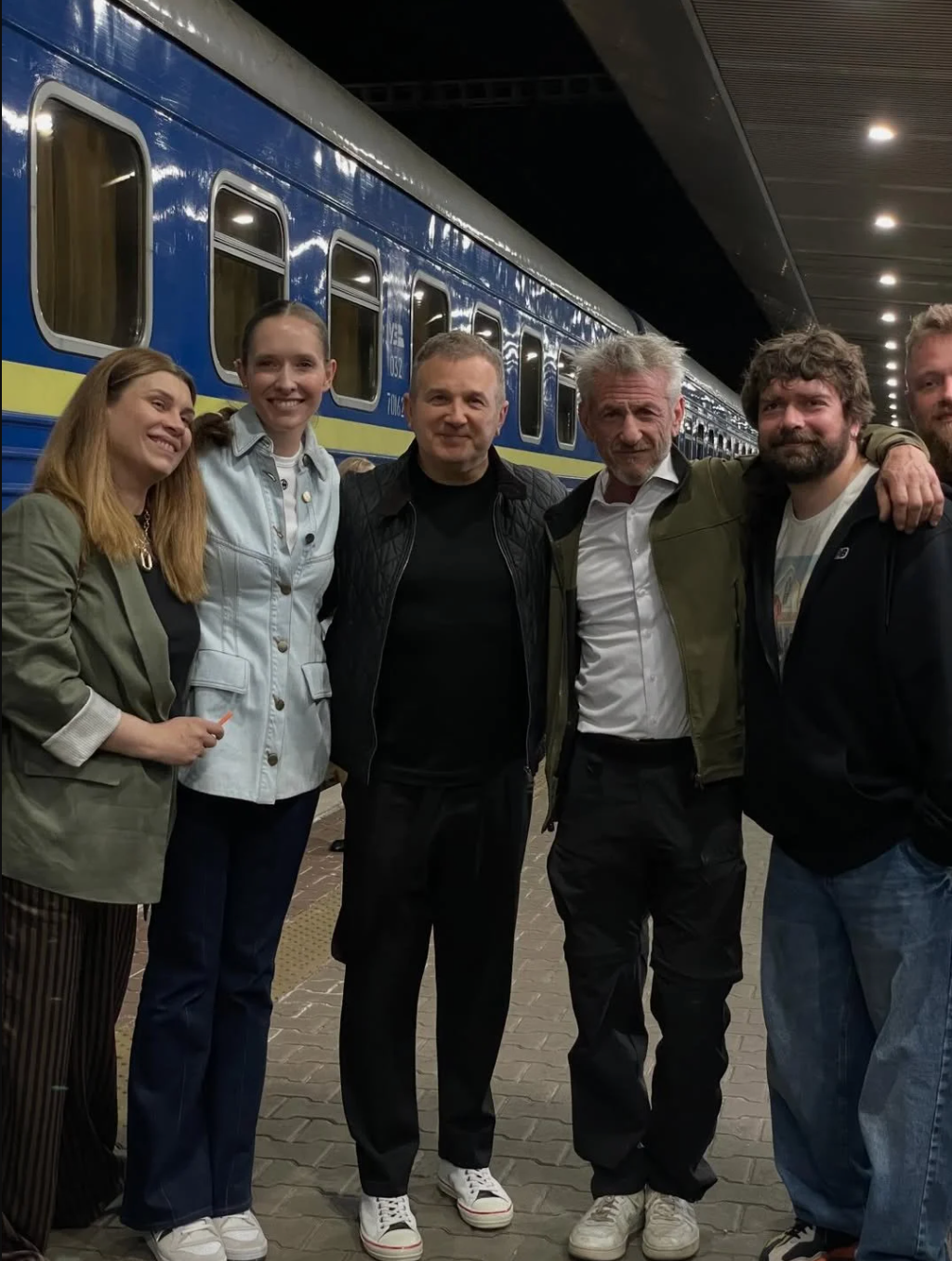 Фото зі зйомок 'Червоної рути'. По центру - Катерина Осадча, Юрій Горбунов та Шон Пенн - 902930 Фото зі зйомок 'Червоної рути'. По центру - Катерина Осадча, Юрій Горбунов та Шон Пенн - фото 902930