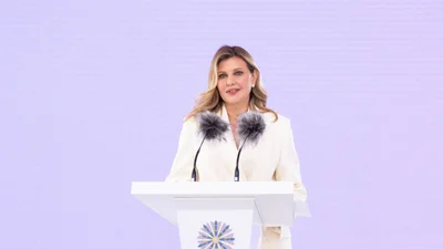 Елена Зеленская очаровала всех своим тотал-блэк луком с традиционной припондой