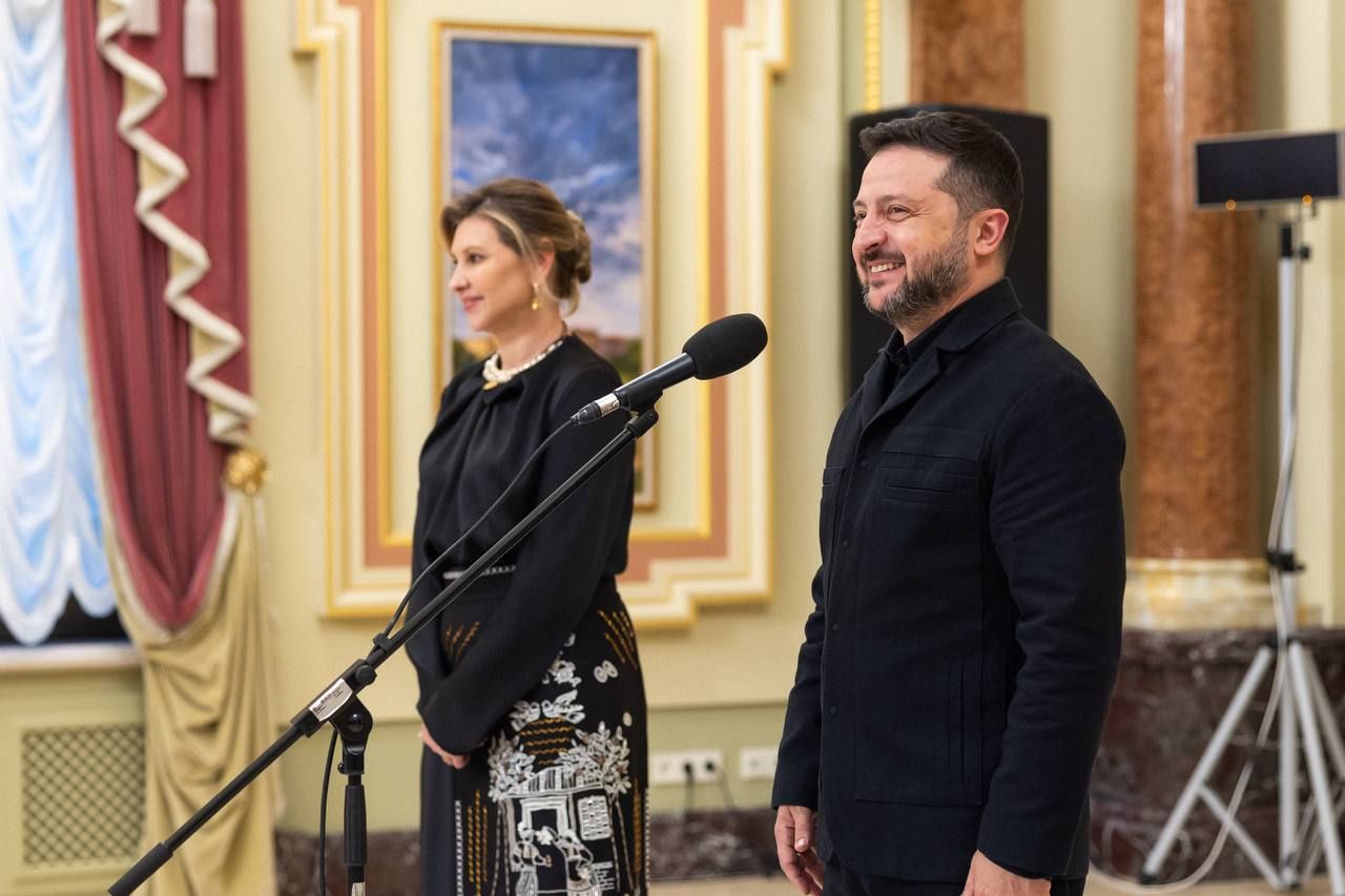 Елена Зеленская очаровала всех своим тотал-блэк луком с традиционной припондой - фото 903866