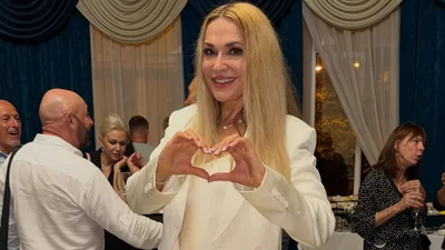 Вдома справжній квітник: Ольга Сумська показала, як гучно відсвяткувала свій ювілей на сцені та з друзями
