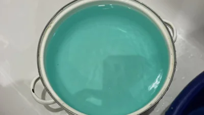 "Блакитна лагуна" прямо з крана: у Кривому Розі вода стала синьою