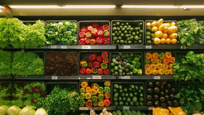 Українці жартують із продуктової істерії та порожніх полиць у супермаркетах