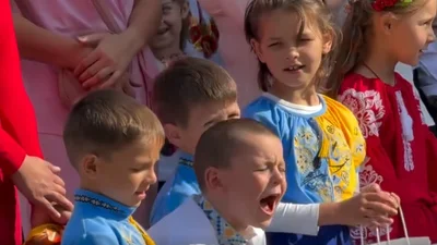 Хлопчик віддався пісні на всі сто - його шалений виступ на лінійці розсмішив українців