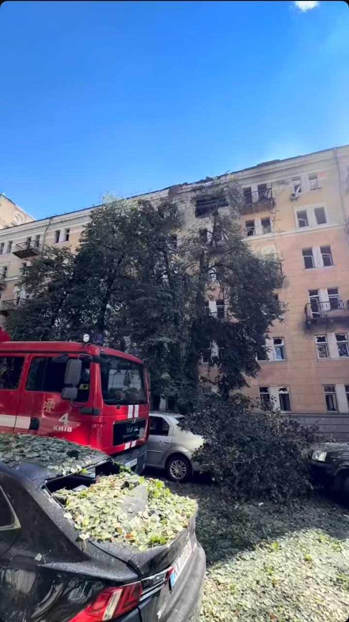 Біля офісу Люкс ФМ було влучання двох шахедів - фото 906507