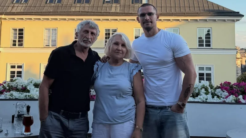 Вивіз батьків до Львова: Тарас Цимбалюк показав, як розважається з найріднішими під час сімейного вікенду