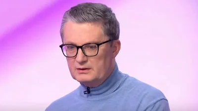 С хот-догом в руках и в темных очках: неузнаваемого Игоря Кондратюка застали на заправке по дороге за границу