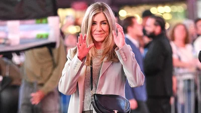 57-річна Дженніфер Еністон підколола бойфренда-гінотерапевта прямо на сцені: "дуже збентежила"