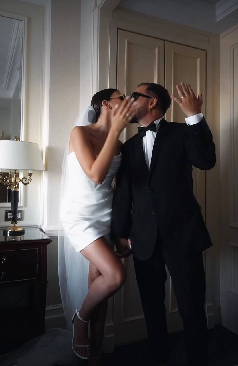Кольца Cartier и слезы: жена лидера группы 'Без обмежень' показала видео с их тайной свадьбы - фото 907806