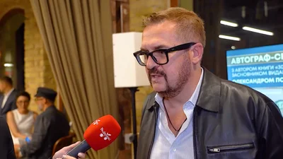 Александр Пономарев впервые назвал свою молодую возлюбленную женой