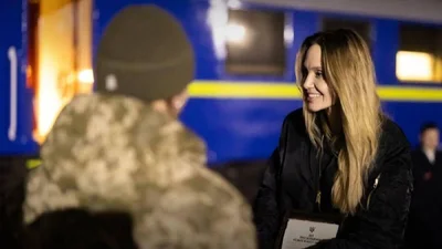 Анджелина Джоли приехала в Харьков с сыном, который тренировал военных ВСУ: очень неожиданное фото