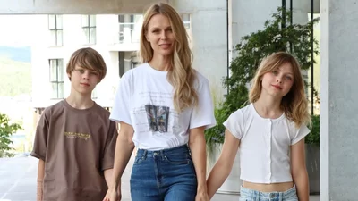 Family look і сміливе декольте: Оля Фреймут відірвалася на концерті у Лондоні з підрослою донькою