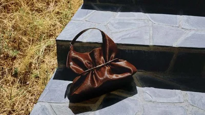 Як виглядає сумка із завуженою талією, яка стала головною it-bag осені 2026