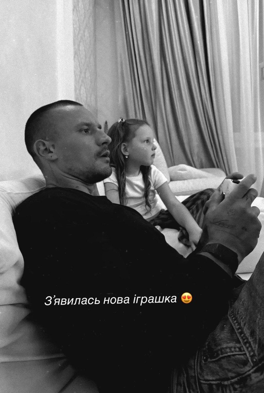 Тарас Цимбалюк та діти Олени Світлицької грають у приставку - фото 910626