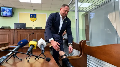 Андрій Єрмак зняв електронний браслет "за станом здоров’я", а українці створили меми про це