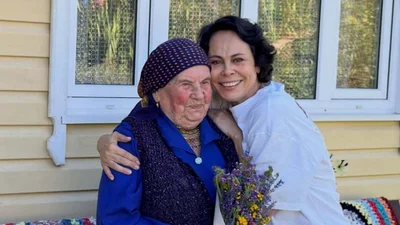 Колишня Кличка розчулила мережу кадрами з 97-річною бабусею: разом вишивали та гортали архівні фото