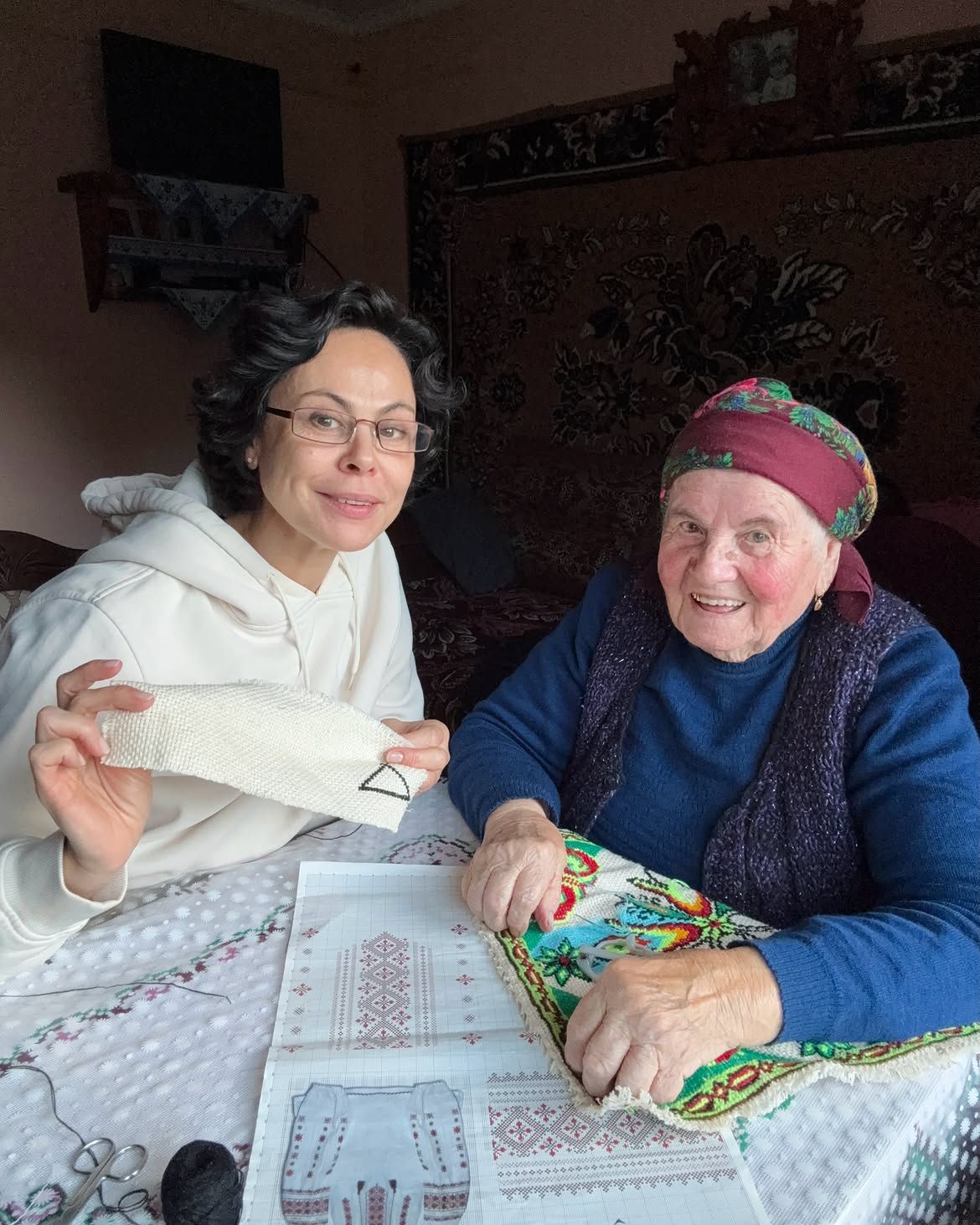 Наталія Єгорова вишиває з бабусею. - 911732 Наталія Єгорова вишиває з бабусею. - фото 911732