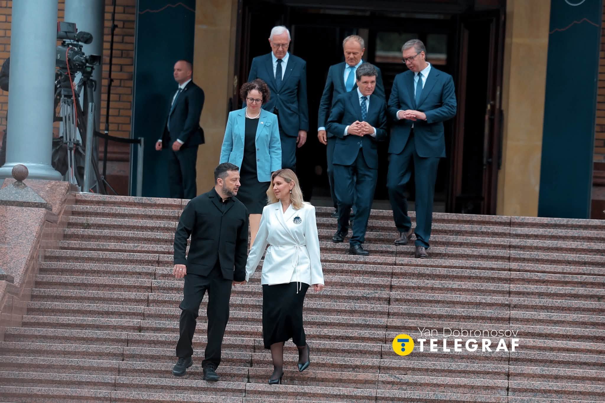 Володимир та Олена Зеленські тримаютсься за руки - 912579 Володимир та Олена Зеленські тримаютсься за руки - фото 912579
