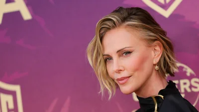 Шарліз Терон у короткій чорній сукні та шльопанцях показала, як вигідно підкреслити довгі ніжки